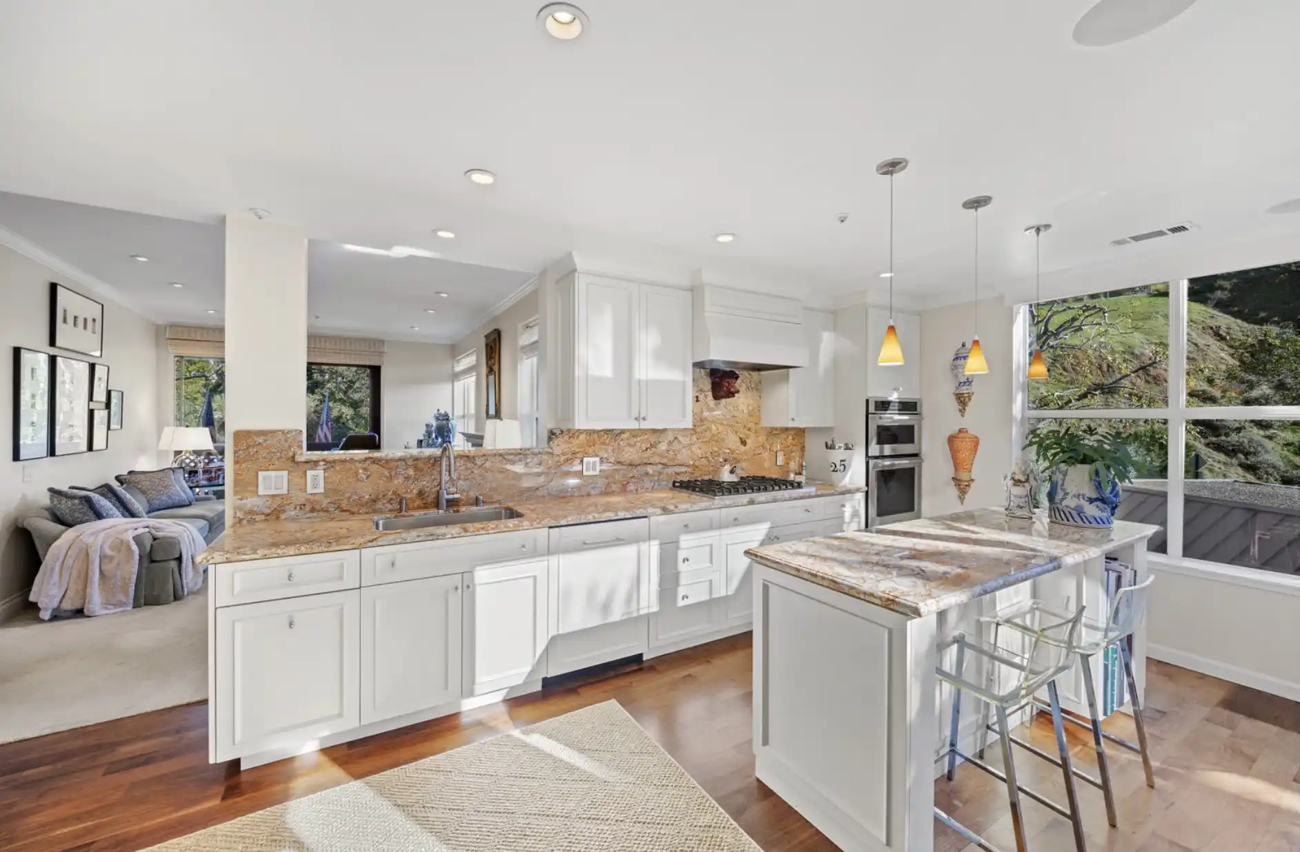 Luxurious End Unit in Point Tiburon – image 5