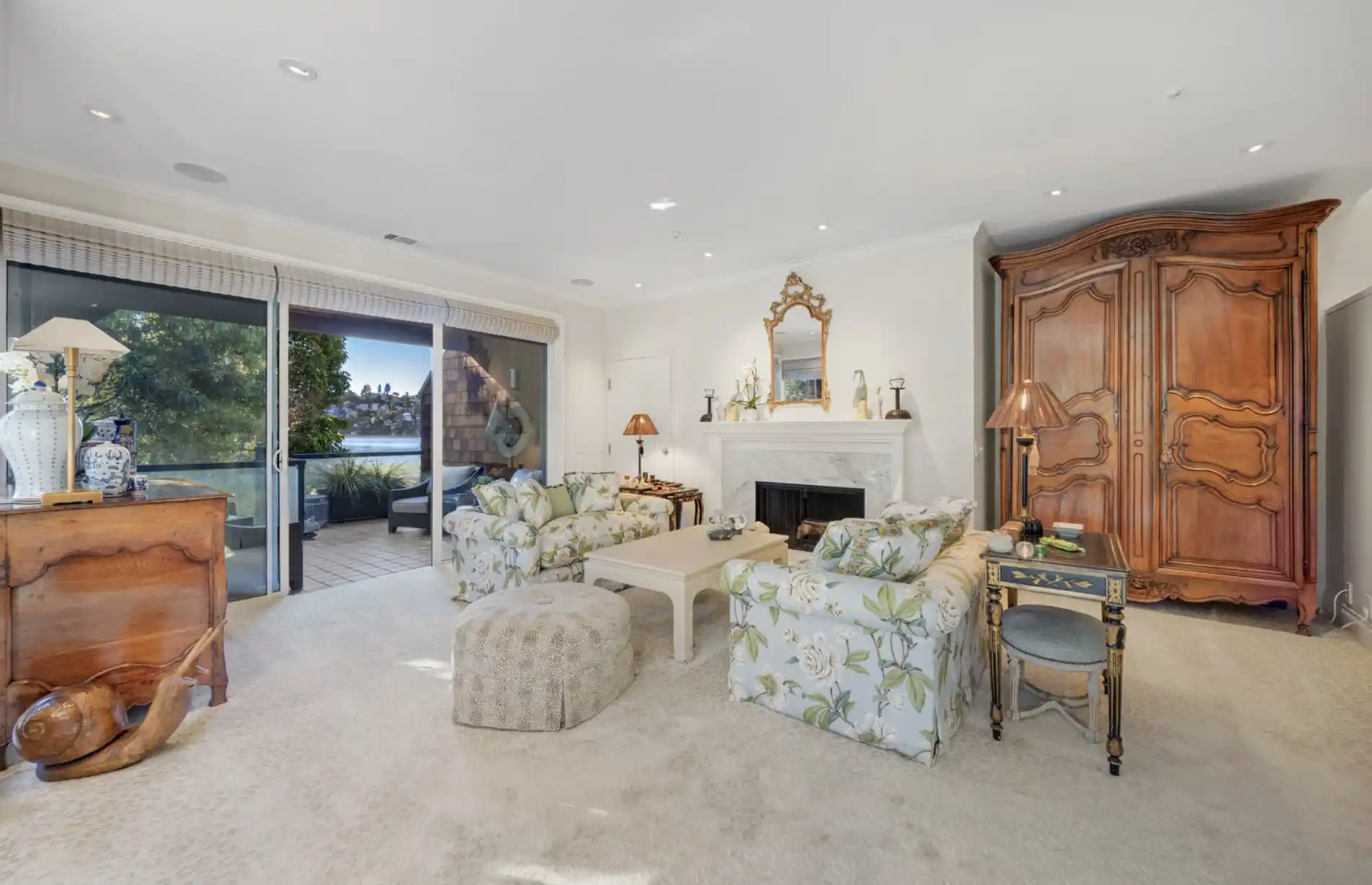 Luxurious End Unit in Point Tiburon – image 7
