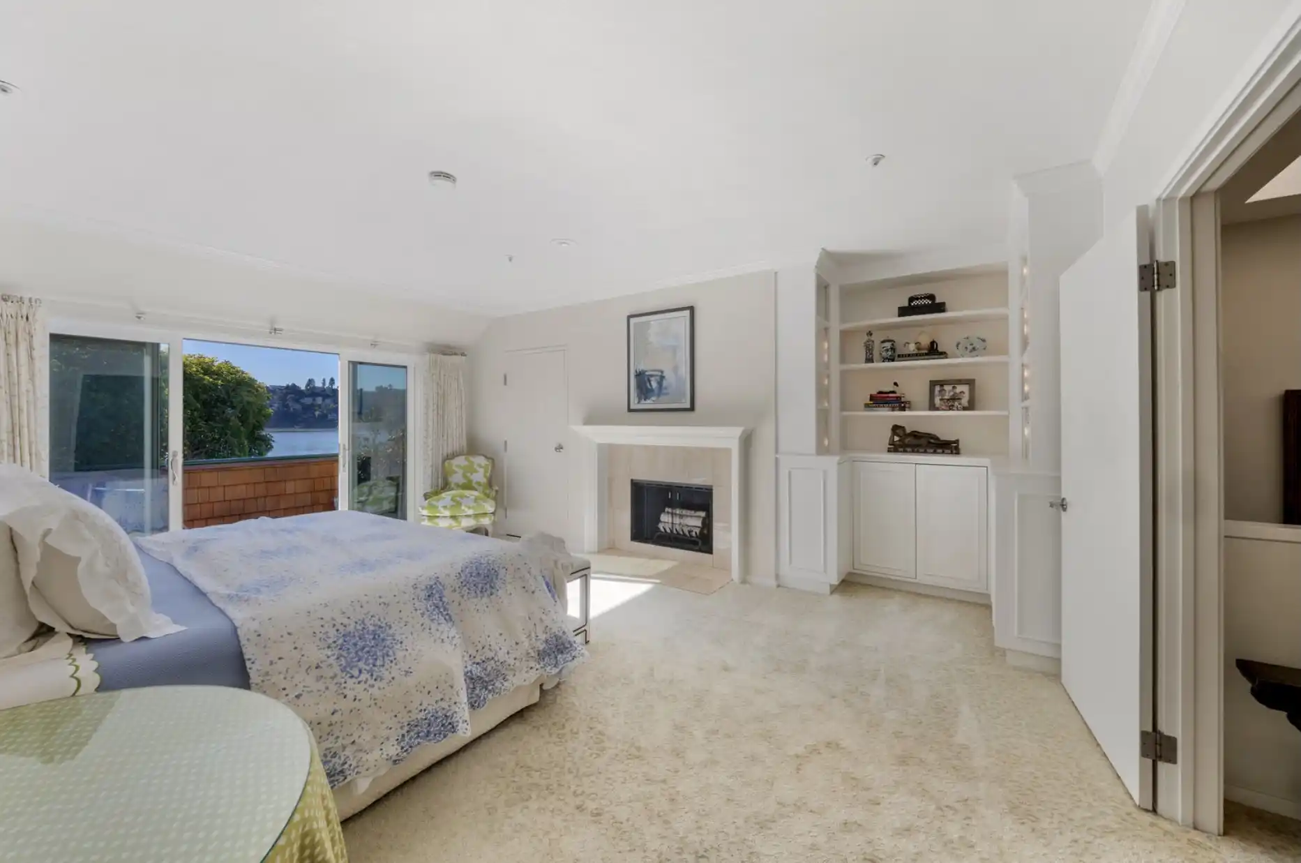 Luxurious End Unit in Point Tiburon – image 9