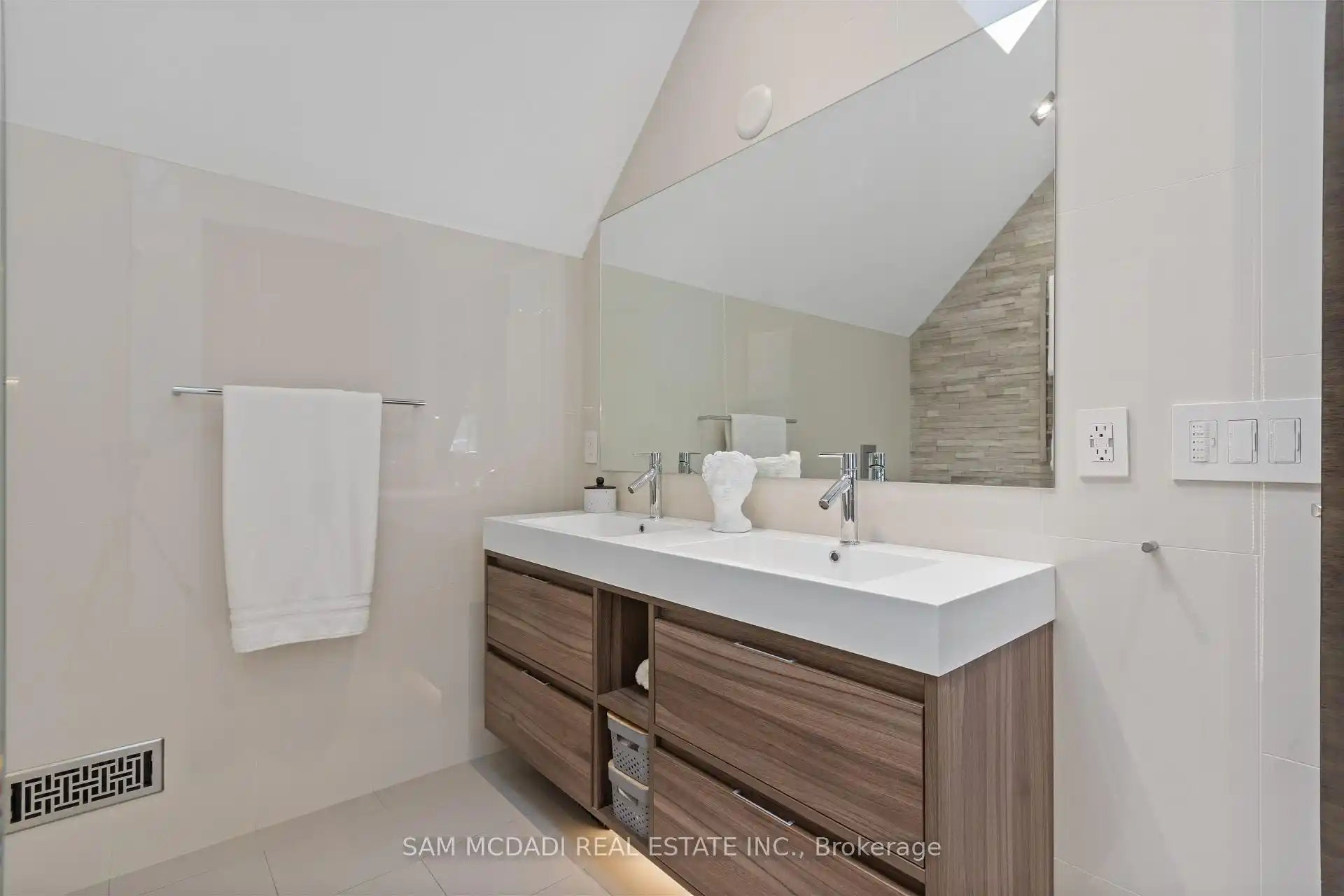 1031 Welwyn Drive, Mississauga (W12892286) – image 35