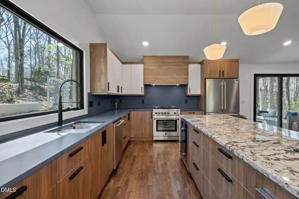 407 Granville Road – image 5