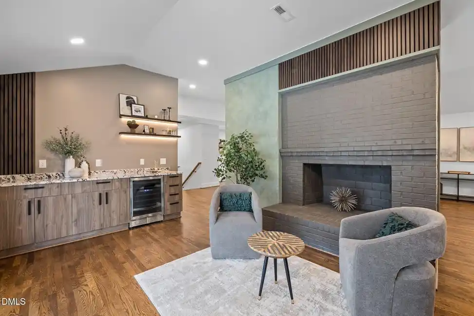 407 Granville Road – image 6