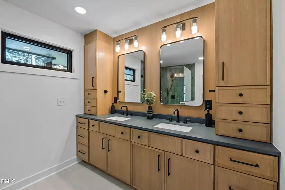 407 Granville Road – image 7