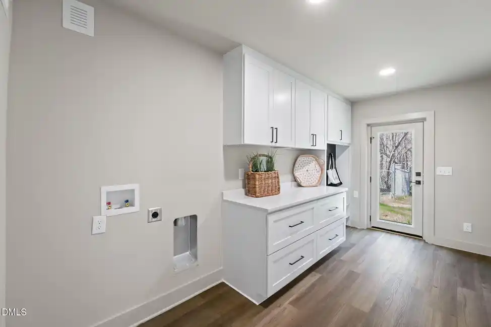 407 Granville Road – image 10