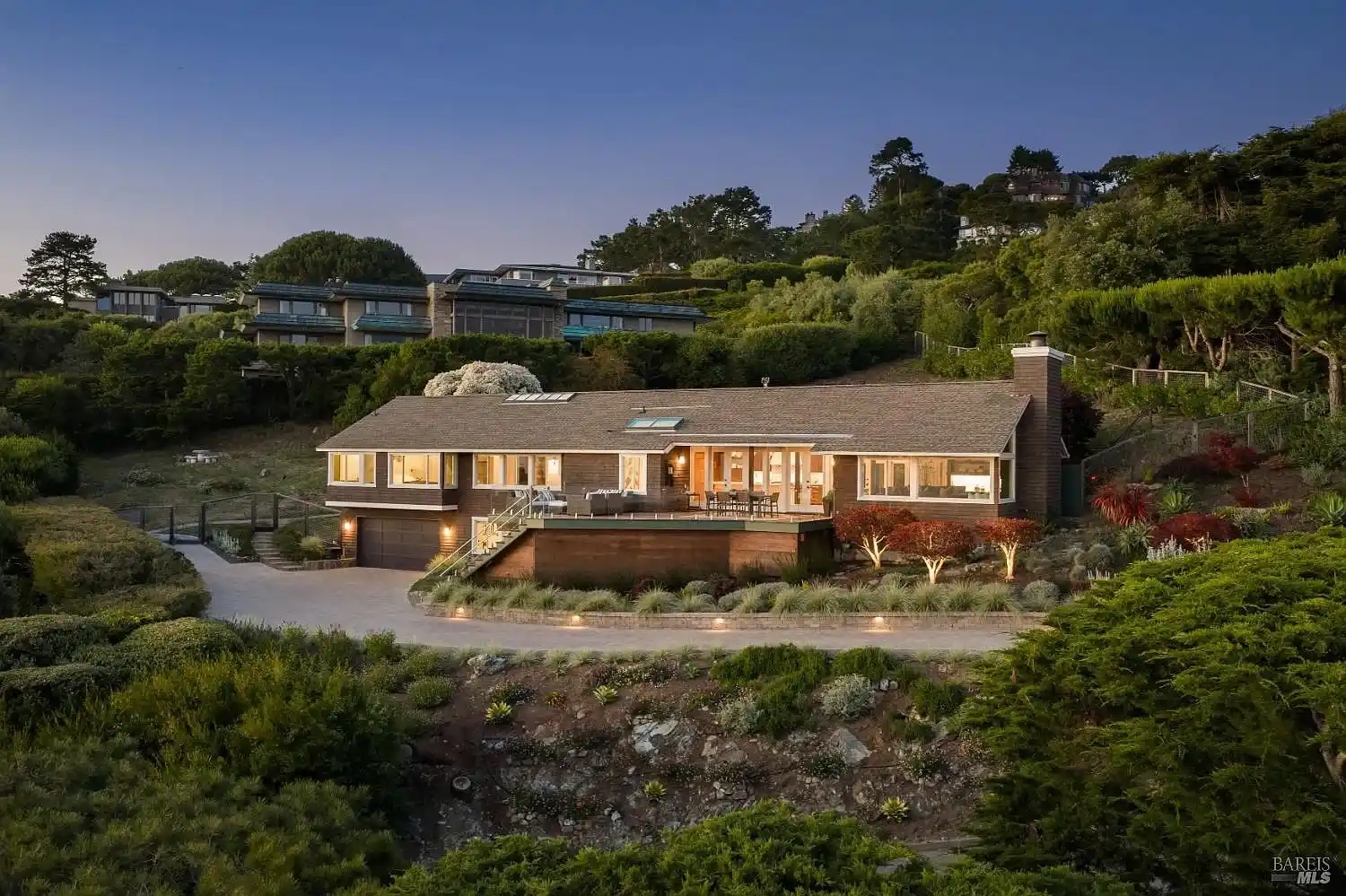 Casual Modern Living with Iconic Bay Views – image 1