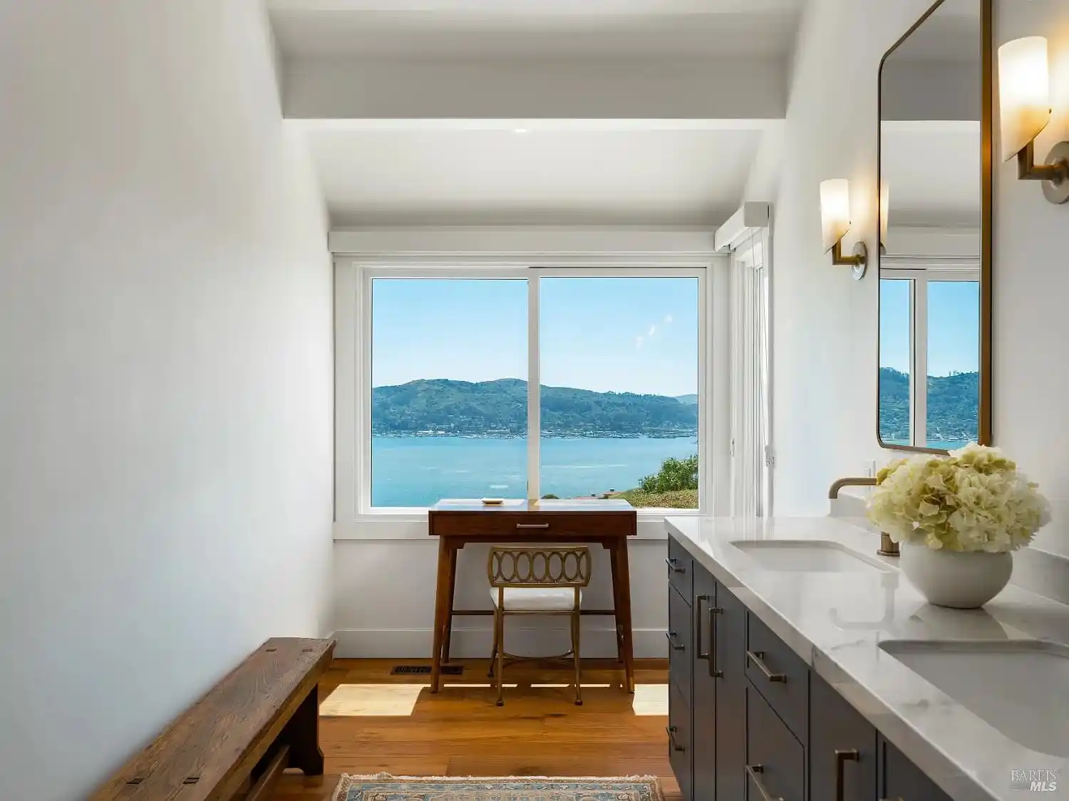 Casual Modern Living with Iconic Bay Views – image 10