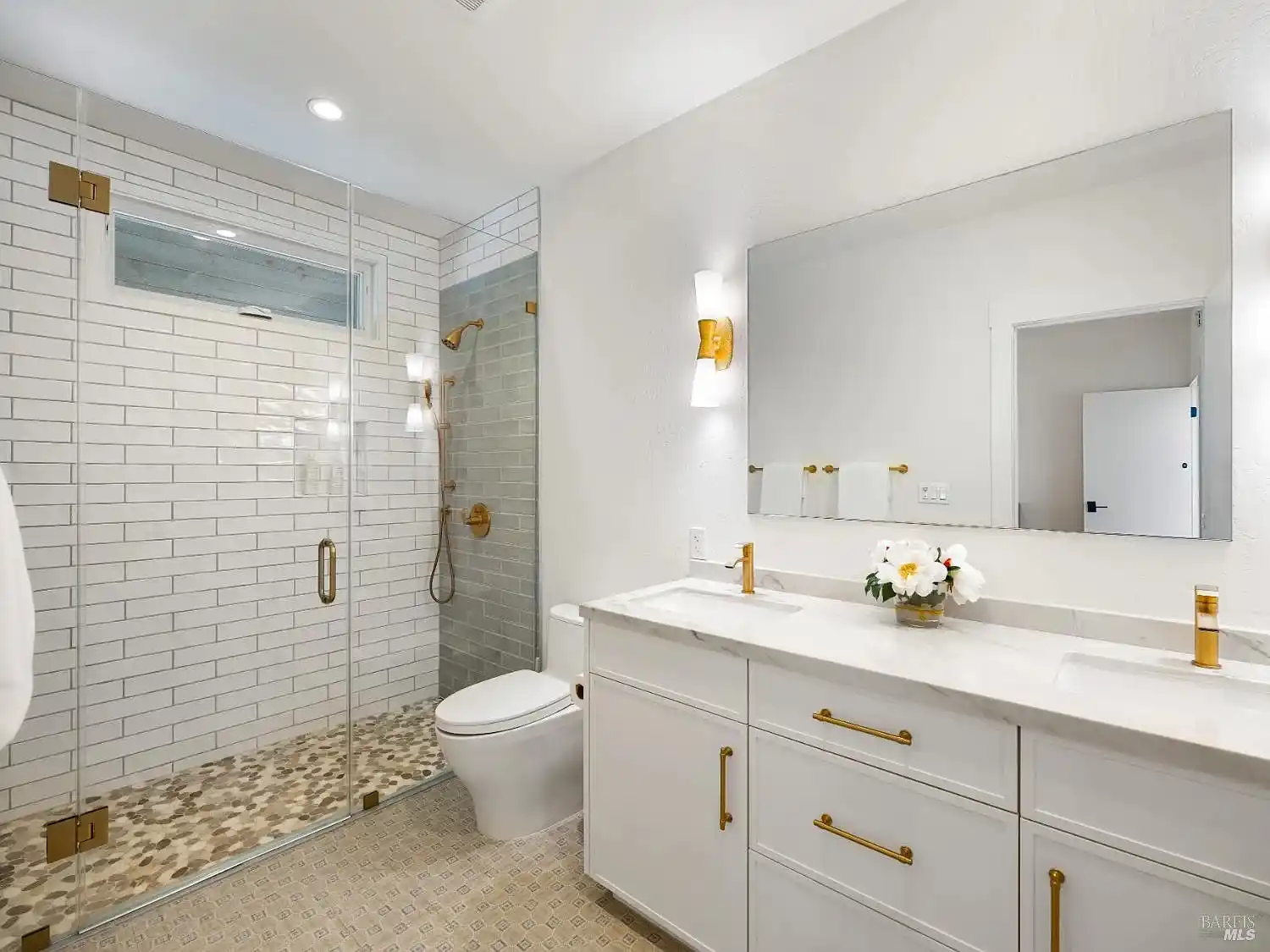 Casual Modern Living with Iconic Bay Views – image 11