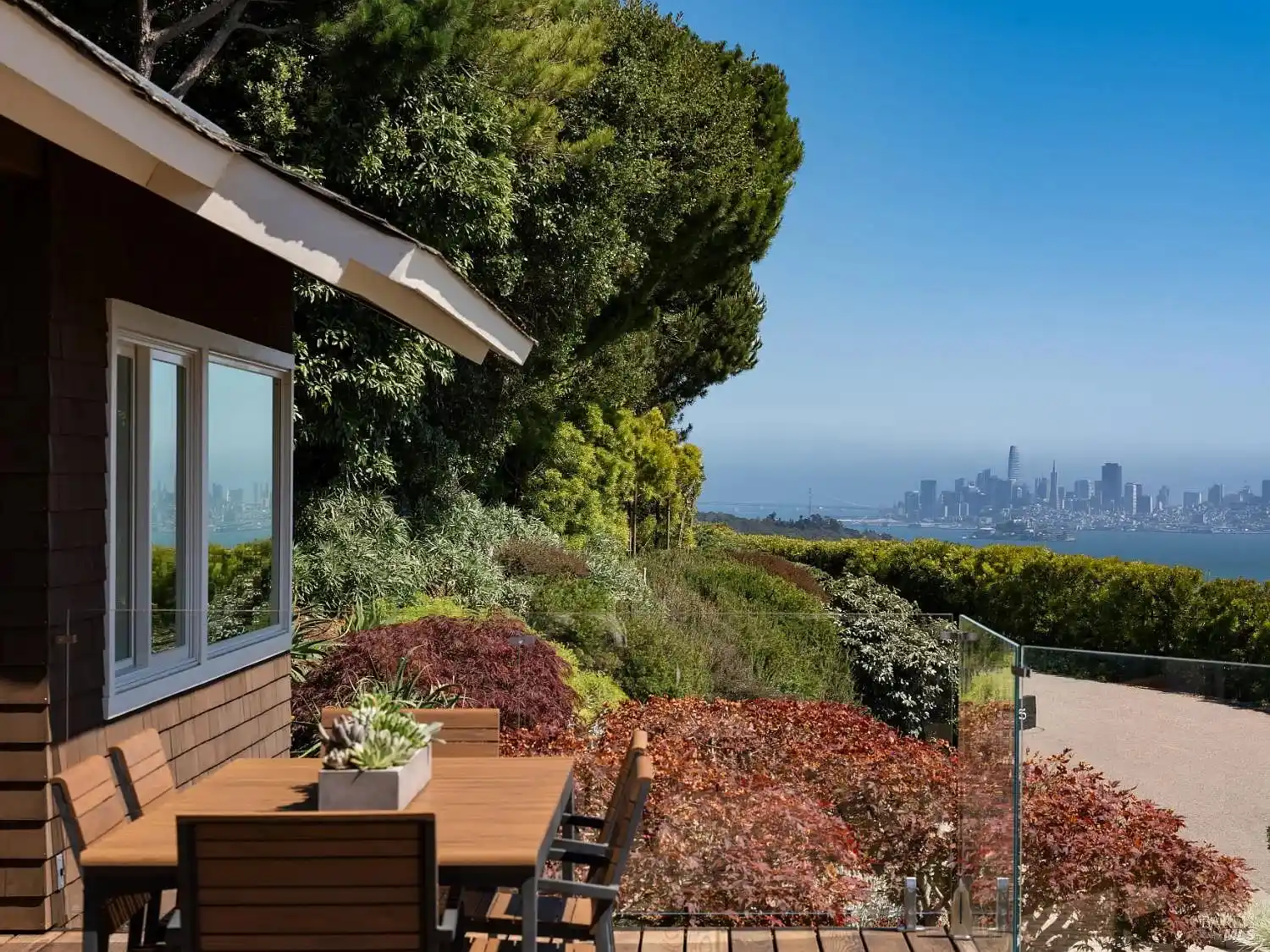 Casual Modern Living with Iconic Bay Views – image 12