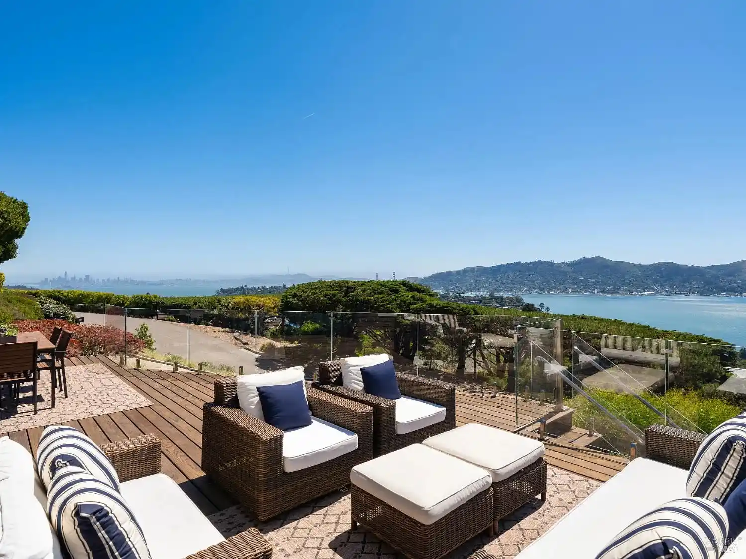 Casual Modern Living with Iconic Bay Views – image 13