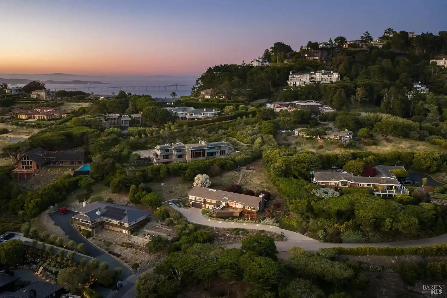 Casual Modern Living with Iconic Bay Views – image 15