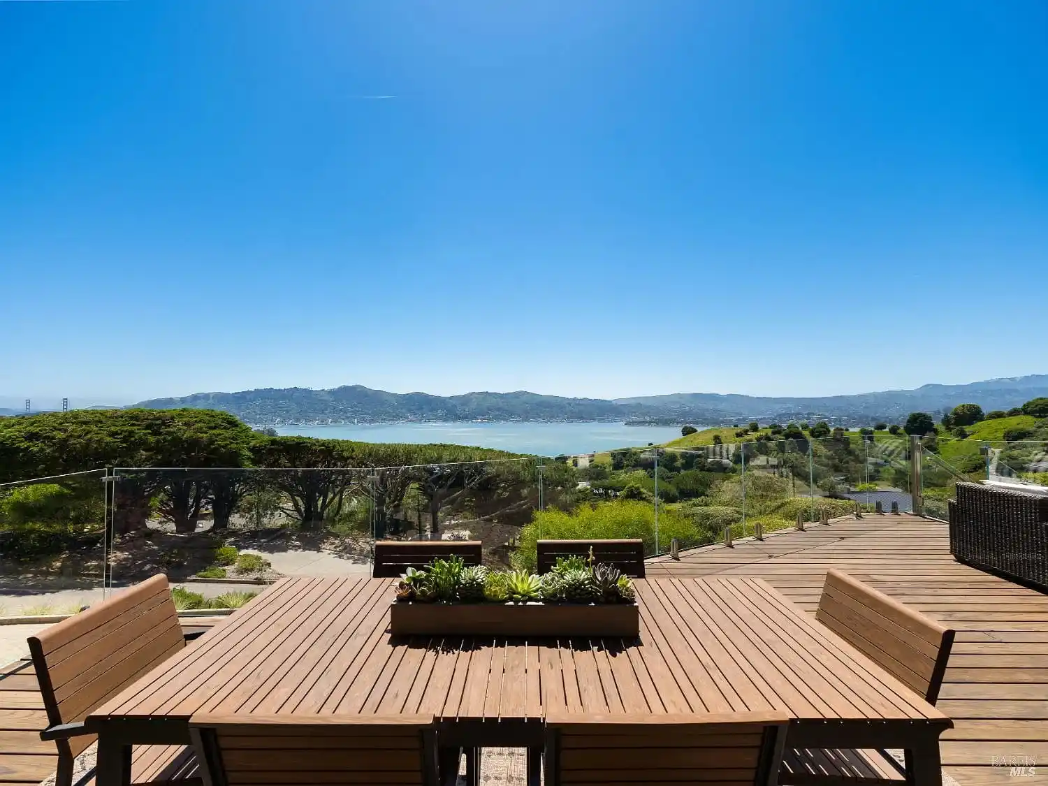Casual Modern Living with Iconic Bay Views – image 2
