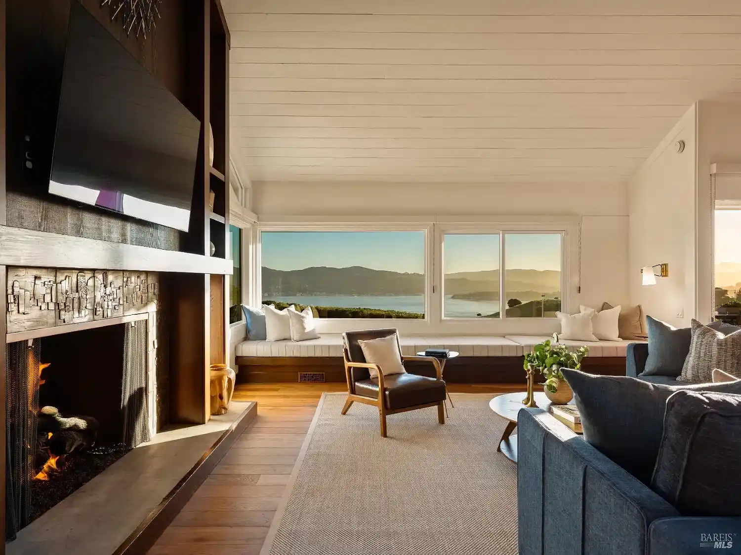 Casual Modern Living with Iconic Bay Views – image 3