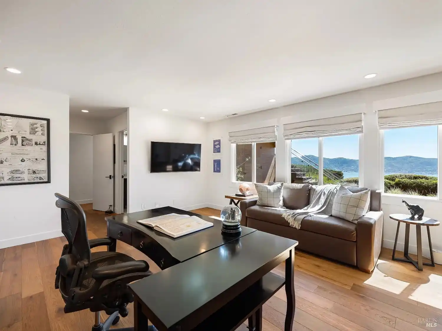 Casual Modern Living with Iconic Bay Views – image 8