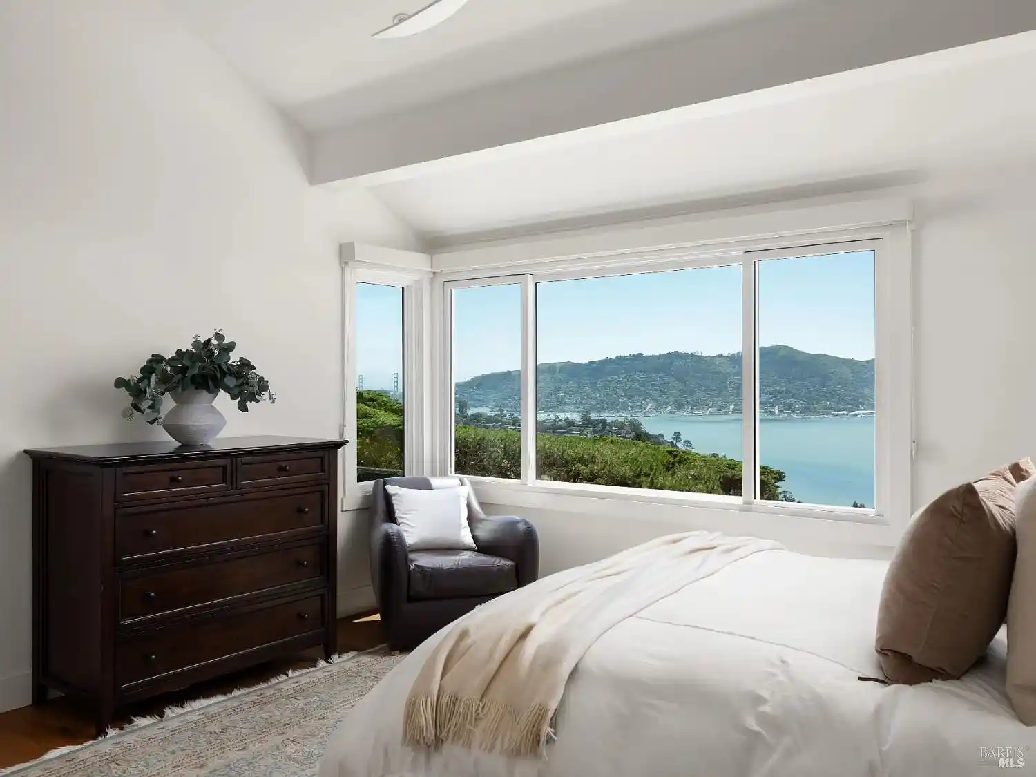 Casual Modern Living with Iconic Bay Views – image 9