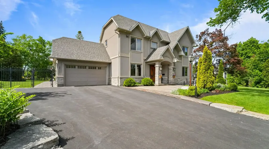 2411 Thorn Lodge Drive, Mississauga, Ontario, L5K 1K8, Canada, 3 Bedrooms Bedrooms, ,5 BathroomsBathrooms,Residential,For Sale,2411 Thorn Lodge Drive,20261037610
