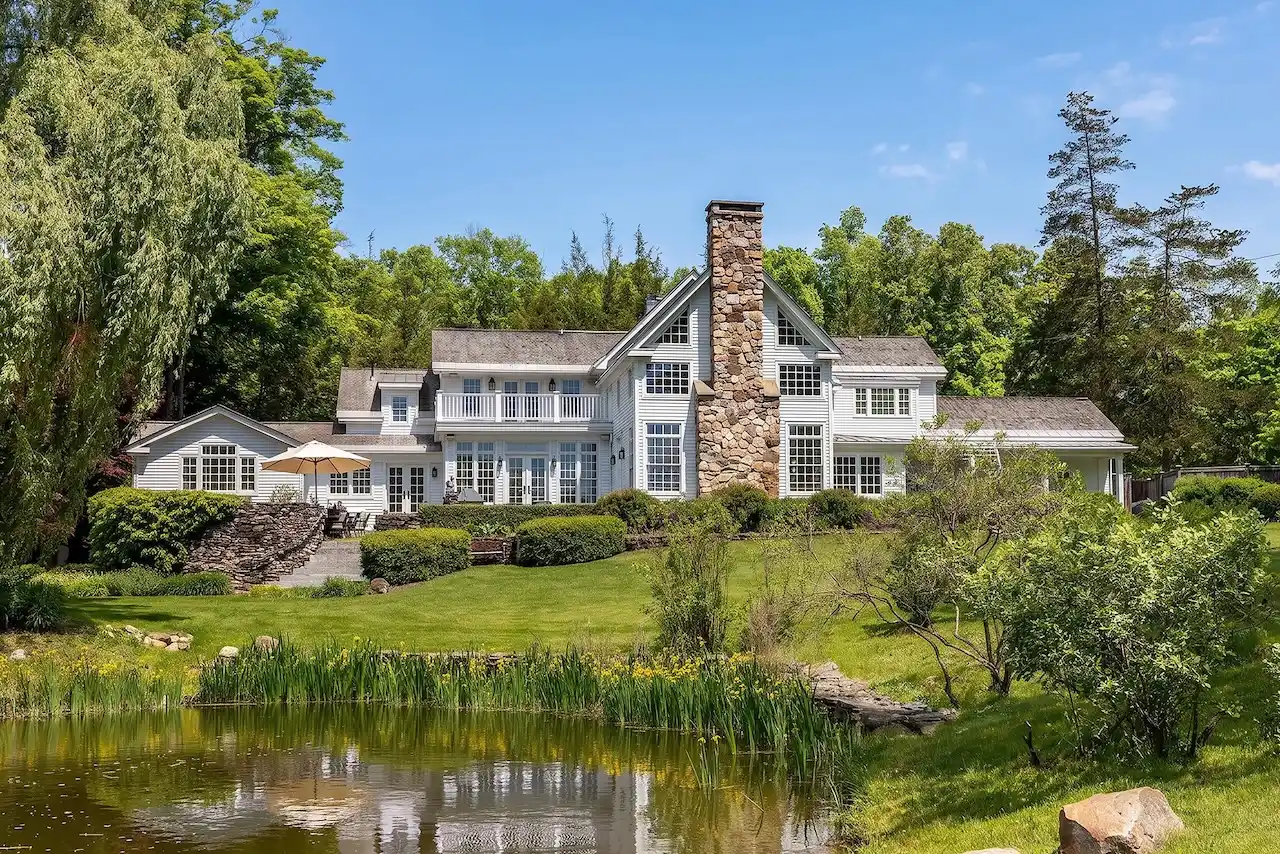 https://harneyrealestate.com/property/57-indian-trail-road-new-milford – image 1