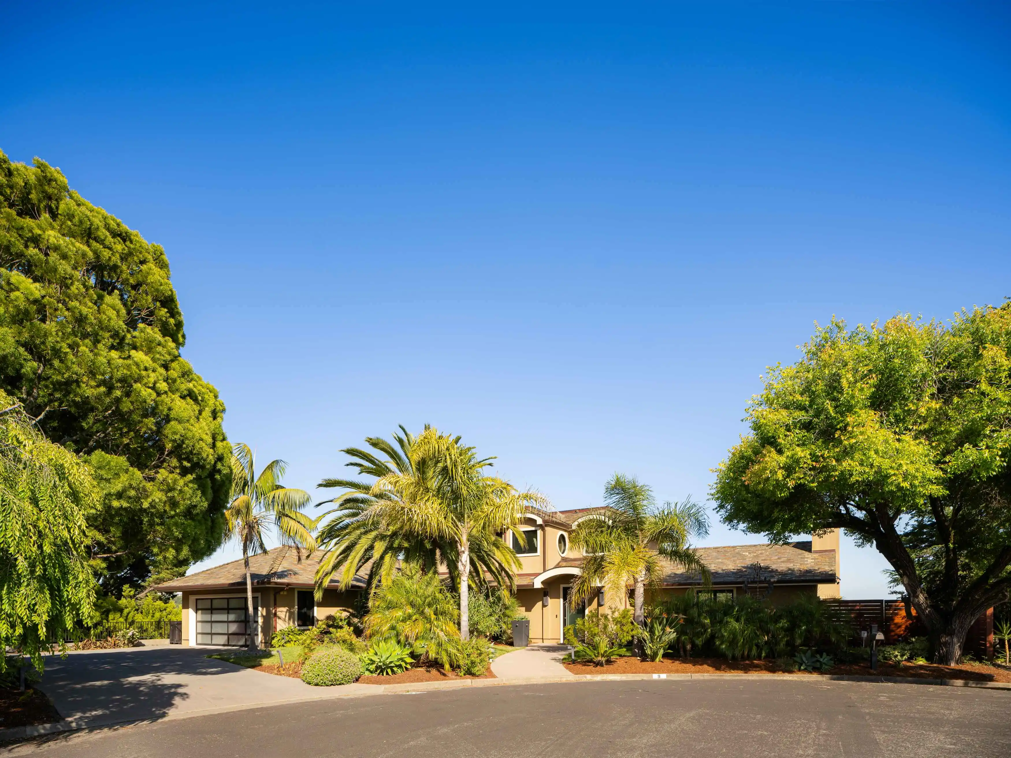 Custom-Built Residence at the End of a Cul-de-Sac in Reedland Woods – image 1