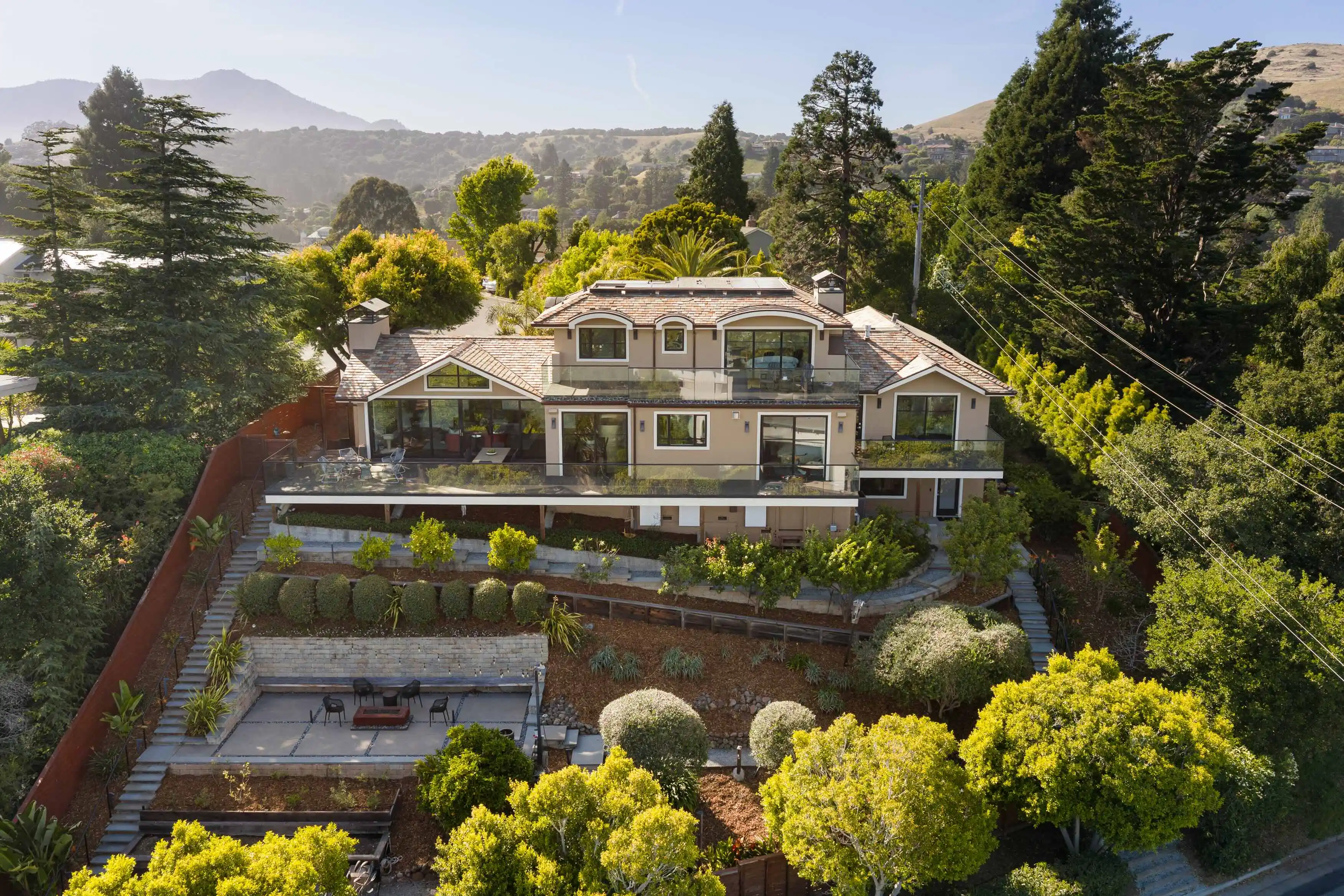 Custom-Built Residence at the End of a Cul-de-Sac in Reedland Woods – image 2