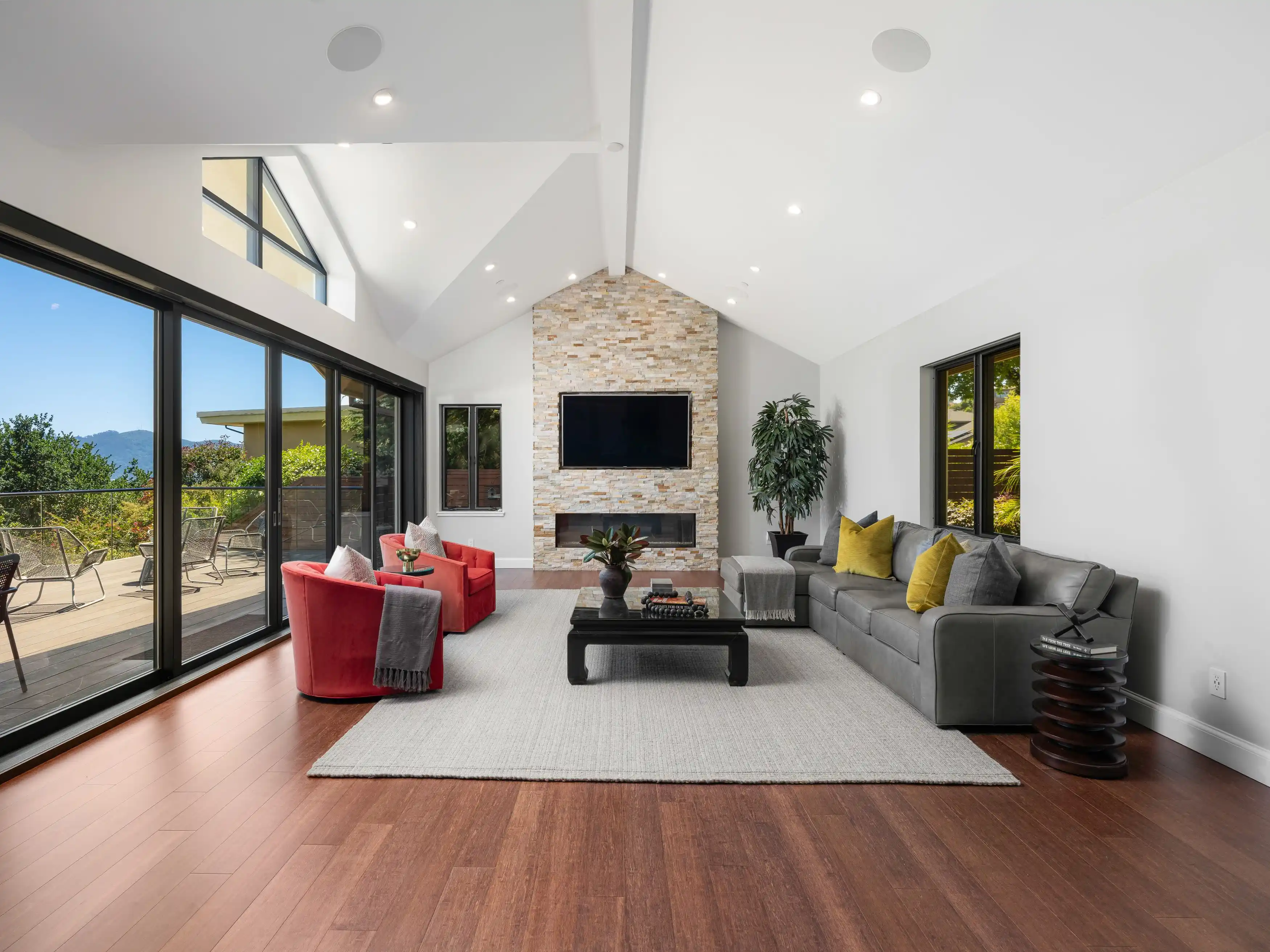 Custom-Built Residence at the End of a Cul-de-Sac in Reedland Woods – image 4