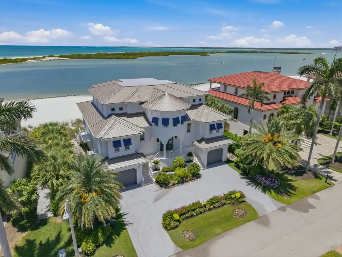 Beachfront estate is gracefully positioned directly on the Gulf - Uniq – image 1