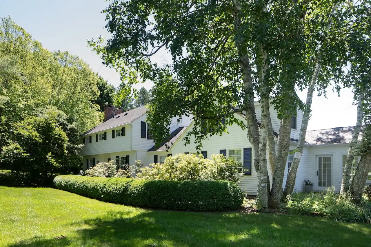 https://harneyrealestate.com/property/243-wells-hill-road-salisbury-ct – image 1