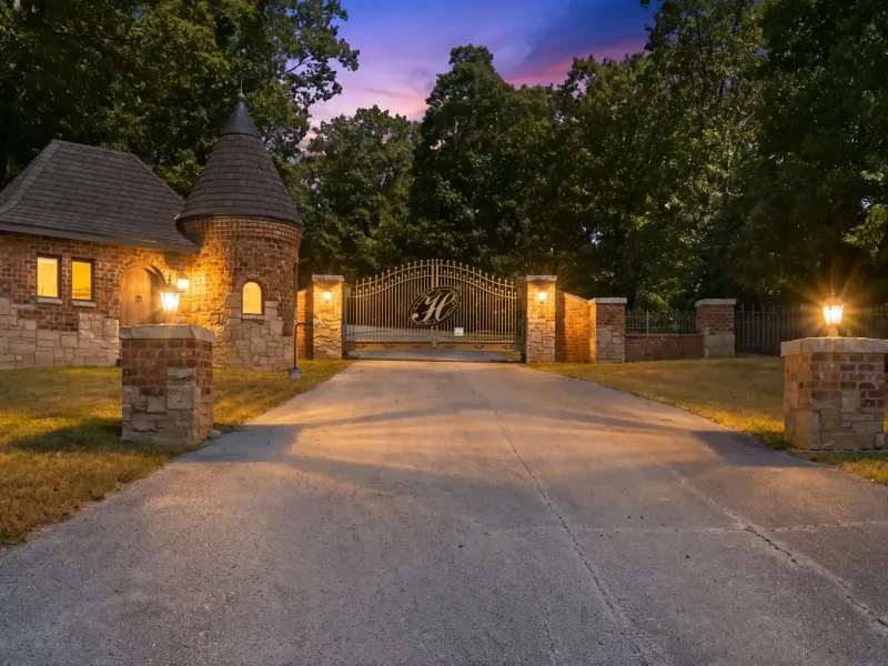 Table Rock Lakefront Luxury Home on 104± Acres – image 2