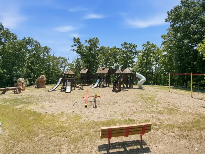 Table Rock Lakefront Luxury Home on 104± Acres – image 7