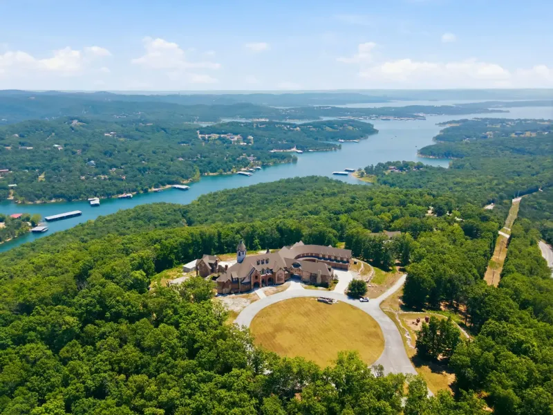 Table Rock Lakefront Luxury Home on 104± Acres – image 10