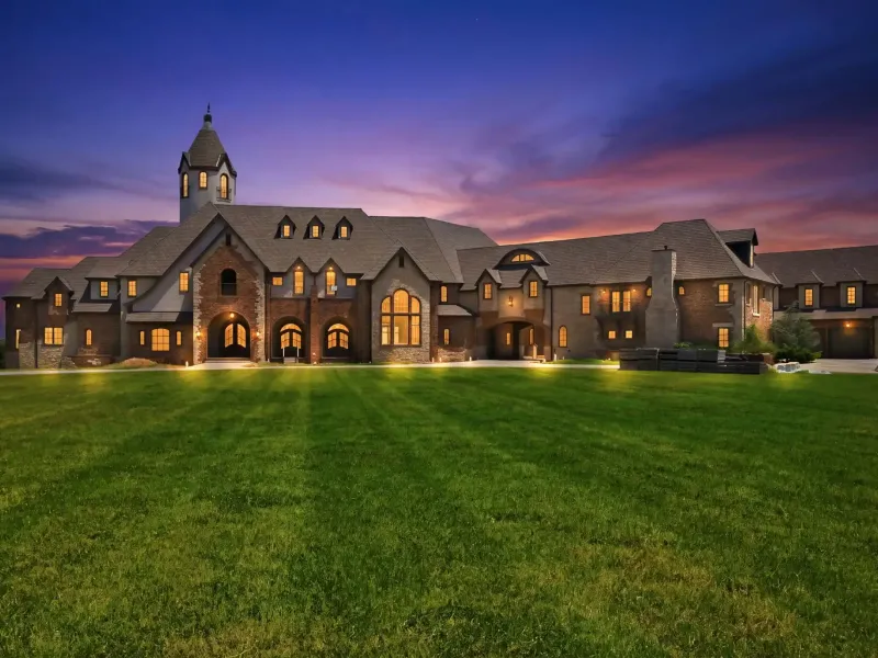 Table Rock Lakefront Luxury Home on 104± Acres – image 3