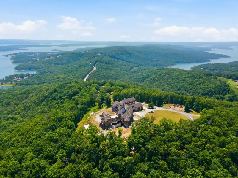 Table Rock Lakefront Luxury Home on 104± Acres – image 11