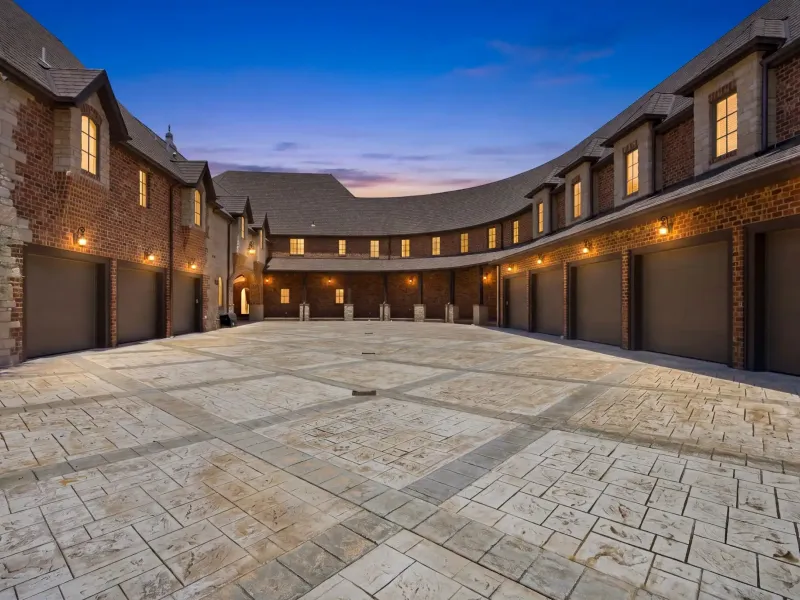 Table Rock Lakefront Luxury Home on 104± Acres – image 4
