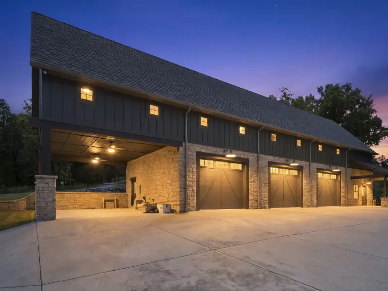 Table Rock Lakefront Luxury Home on 104± Acres – image 5