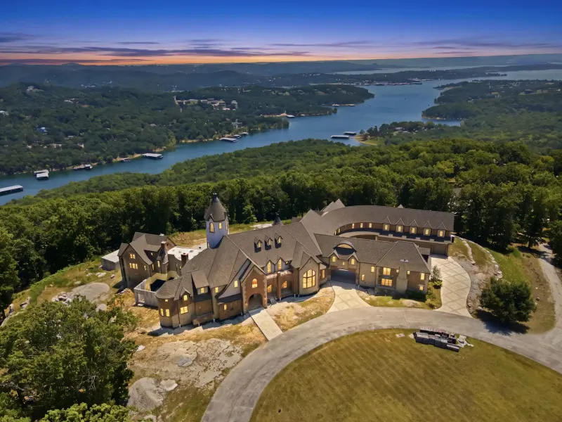 Table Rock Lakefront Luxury Home on 104± Acres – image 1