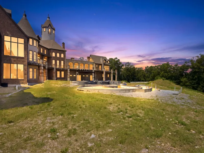 Table Rock Lakefront Luxury Home on 104± Acres – image 12