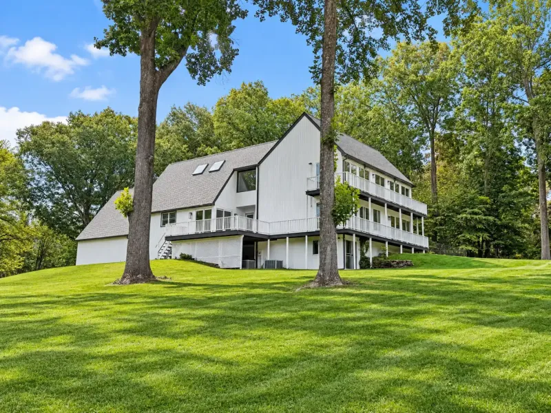 A Sophisticated Modern Retreat in Weston – image 2