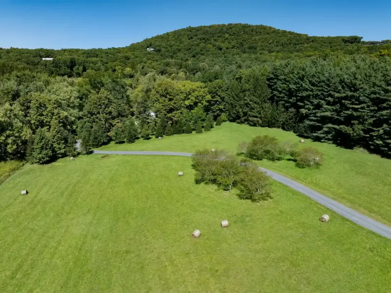 https://harneyrealestate.com/property/250-belgo-road-salisbury-ct-0603 – image 37