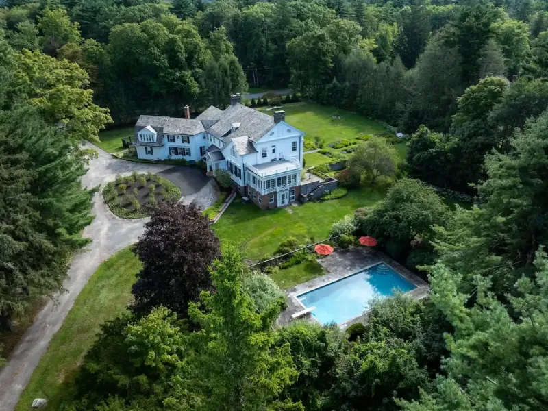 https://harneyrealestate.com/property/16-18-laurel-way-norfolk-ct-0609 – image 1