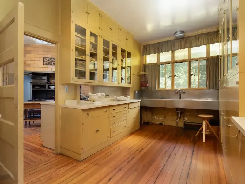 https://harneyrealestate.com/property/16-18-laurel-way-norfolk-ct-0609 – image 18
