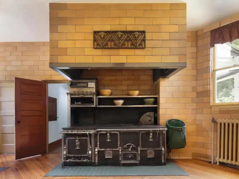 https://harneyrealestate.com/property/16-18-laurel-way-norfolk-ct-0609 – image 19