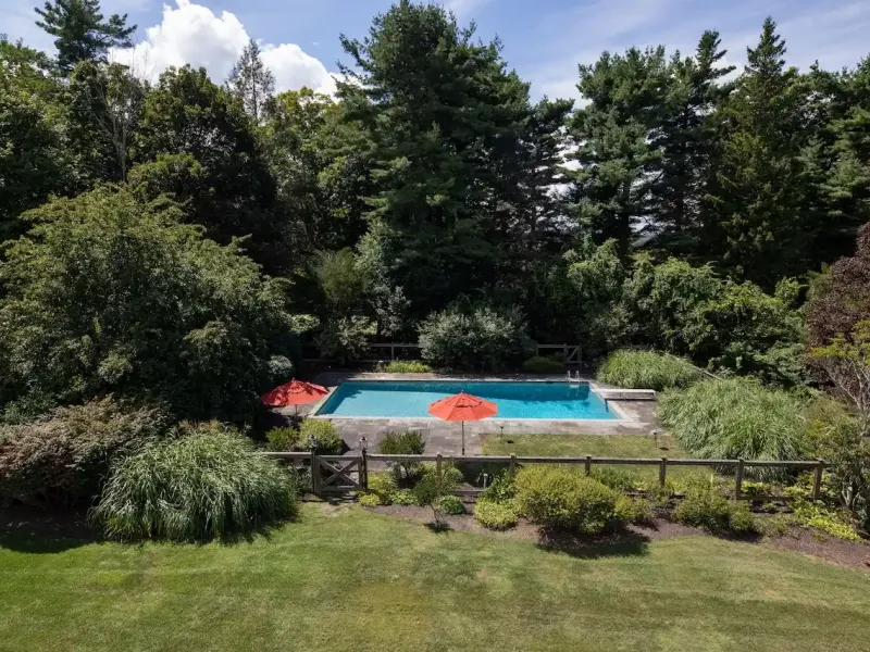 https://harneyrealestate.com/property/16-18-laurel-way-norfolk-ct-0609 – image 32