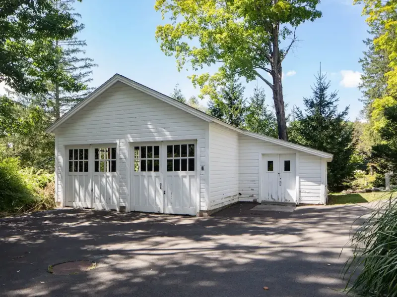 https://harneyrealestate.com/property/16-18-laurel-way-norfolk-ct-0609 – image 37