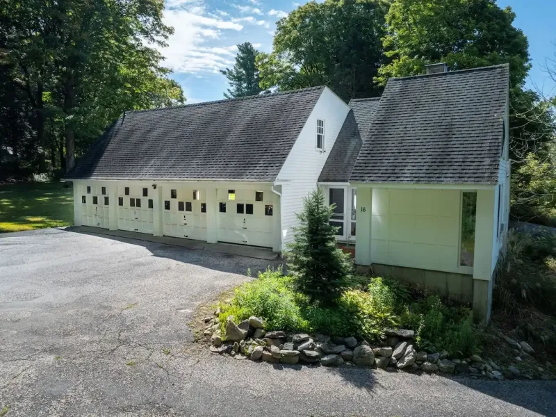 https://harneyrealestate.com/property/16-18-laurel-way-norfolk-ct-0609 – image 38