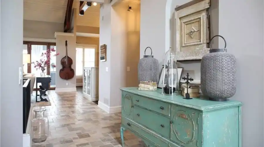 FRONT ENTRYWAY 