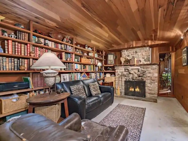 Residential For Sale – image 8