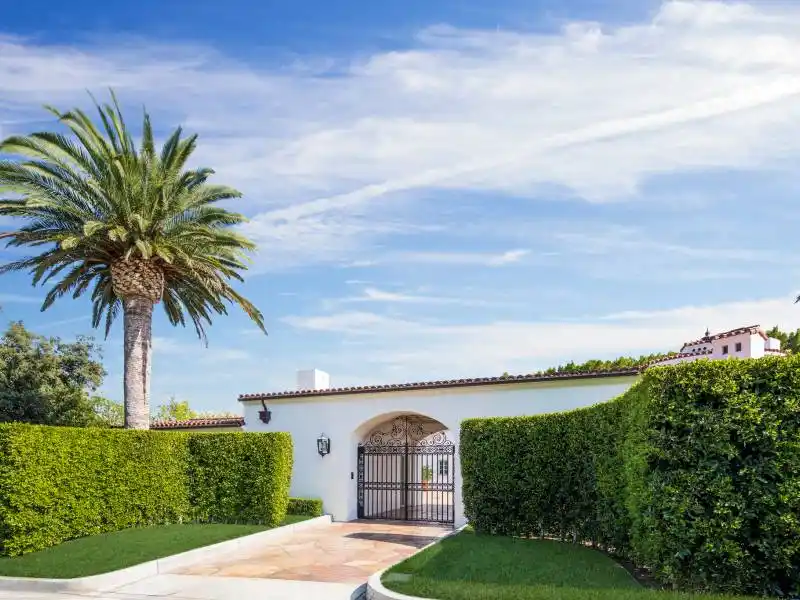9240 Robin Dr, Los Angeles CA – image 4