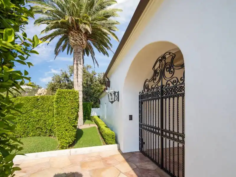 9240 Robin Dr, Los Angeles CA – image 5