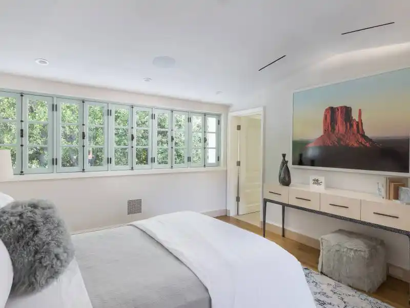 9240 Robin Dr, Los Angeles CA – image 32